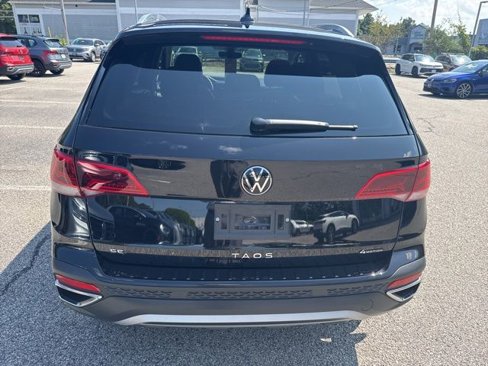 Certified 2024 Volkswagen Taos SE image 9