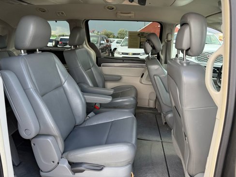 Used 2010 Volkswagen Routan SE image 17