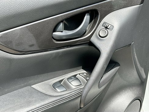 Certified 2020 Nissan Rogue S image 17