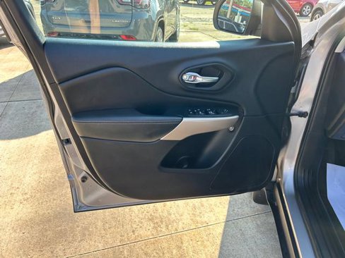 Used 2017 Jeep Cherokee Limited image 7