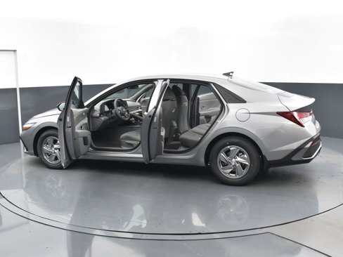 Used 2025 Hyundai Elantra SE image 31