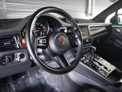 Certified 2023 Porsche Macan image 4