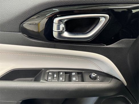 Used 2022 Jeep Compass Limited image 13