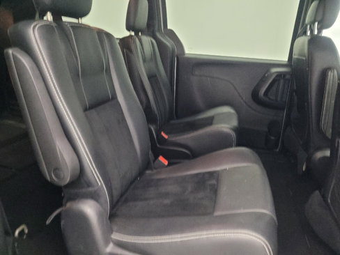Used 2016 Dodge Grand Caravan SXT image 19