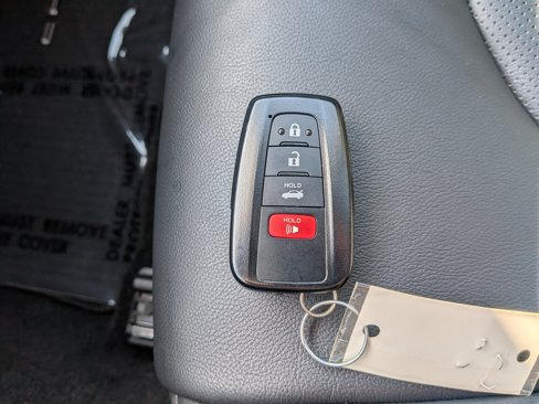 Used 2018 Toyota Camry XLE image 31
