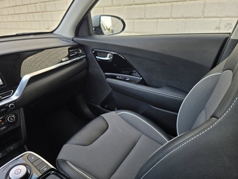 Used 2022 Kia Niro EX image 21