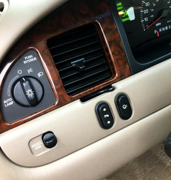 Used 2001 Lincoln Town Car Executive image 23