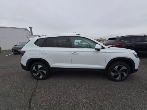 New 2025 Volkswagen Taos SE image 3