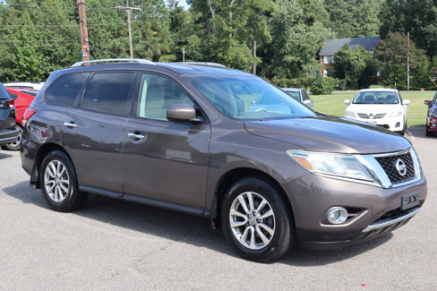 Used 2015 Nissan Pathfinder SV w/ Cargo Package image 9