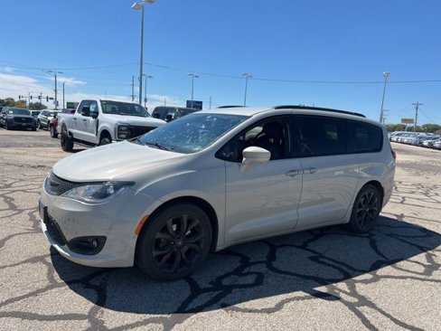 Used 2020 Chrysler Pacifica Touring-L w/ Advanced Safetytec Group image 3