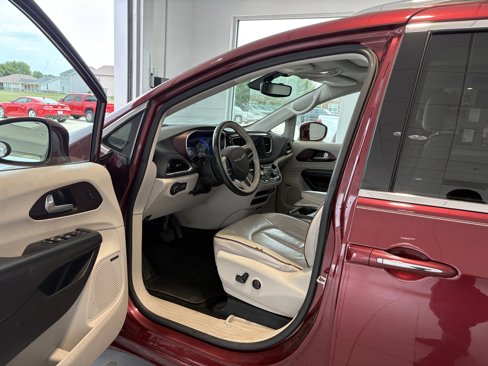 Used 2017 Chrysler Pacifica Limited image 9