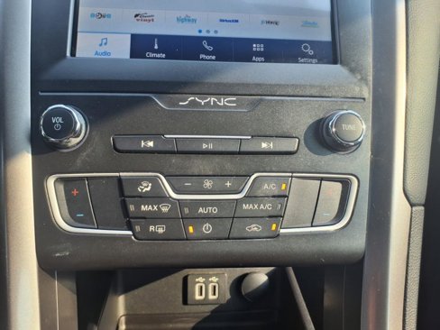 Used 2020 Ford Fusion SE image 20