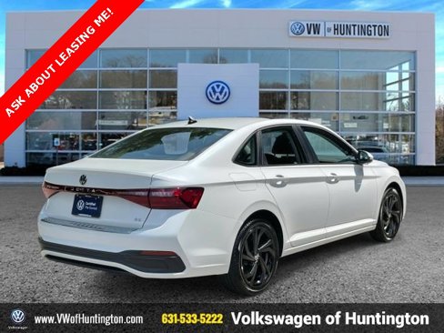 Certified 2025 Volkswagen Jetta SE w/ Sunroof Package image 5
