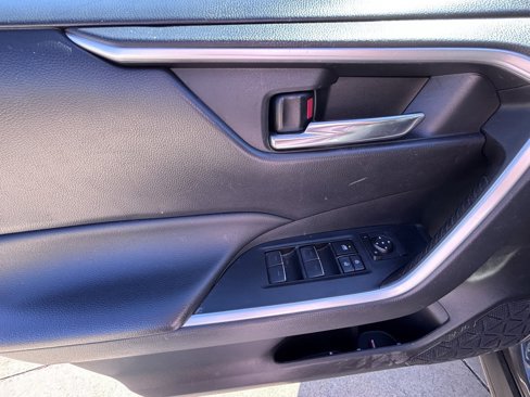 Used 2022 Toyota RAV4 XLE image 9