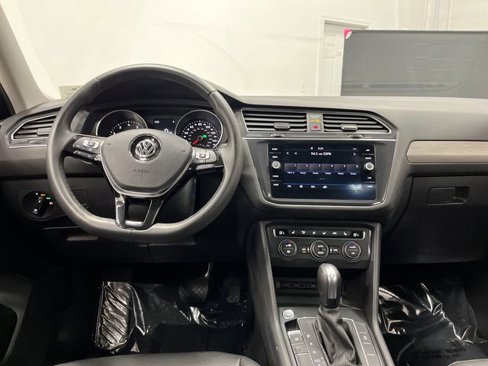 Used 2020 Volkswagen Tiguan SE w/ Panoramic Sunroof Package image 5