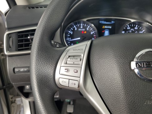 Used 2014 Nissan Rogue SV image 25