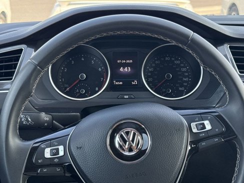 Used 2021 Volkswagen Tiguan SE w/ Panoramic Sunroof Package image 17