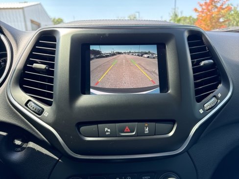 Used 2021 Jeep Cherokee Latitude Plus image 17