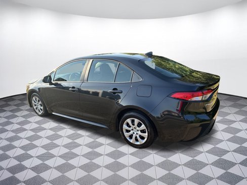 Used 2021 Toyota Corolla LE image 3