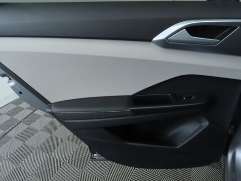 Certified 2025 Volkswagen Taos SE w/ Black Wheel Package image 27