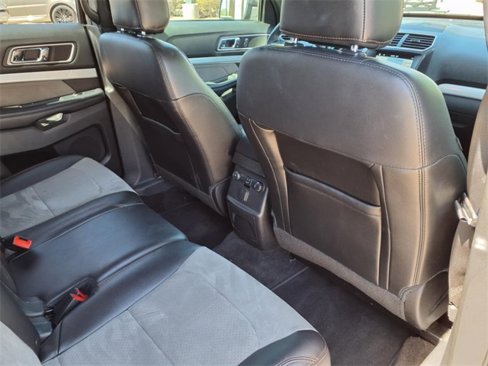 Used 2017 Ford Explorer XLT w/ Equipment Group 202A image 27