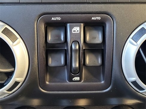 Used 2015 Jeep Wrangler Unlimited Sahara w/ Connectivity Group image 13