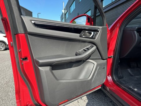 Certified 2025 Porsche Macan image 18