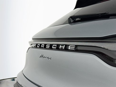 Certified 2024 Porsche Macan image 17