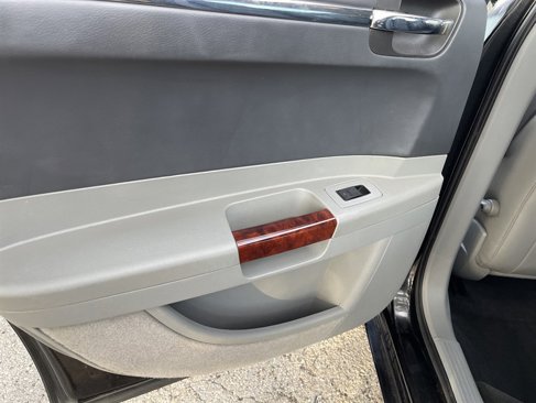 Used 2005 Chrysler 300 C w/ Protection Group II image 13