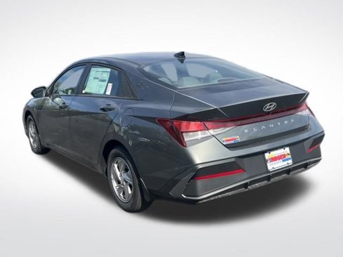 New 2025 Hyundai Elantra SE image 3