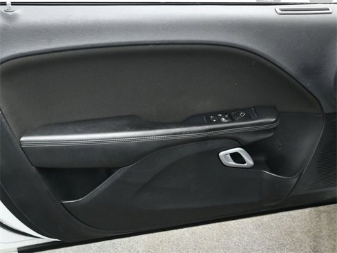 Used 2015 Dodge Challenger SXT image 9