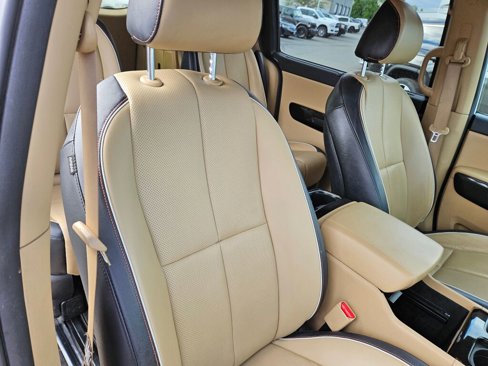 Used 2015 Kia Sedona SX image 25