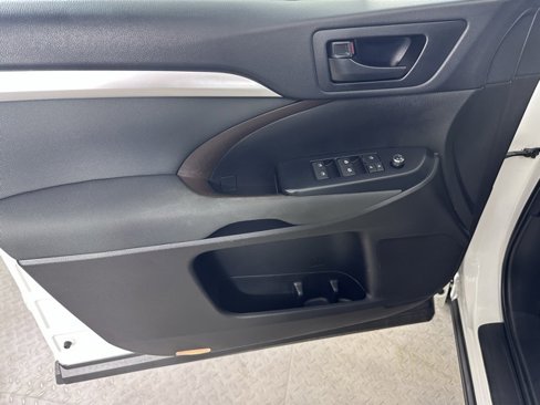 Used 2018 Toyota Highlander LE image 17