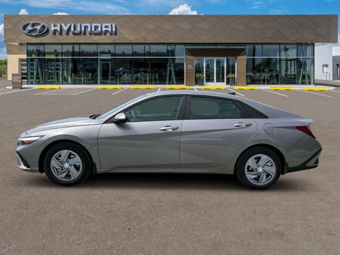 New 2025 Hyundai Elantra SE image 3