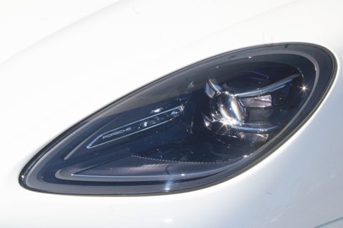 Certified 2024 Porsche Macan image 2