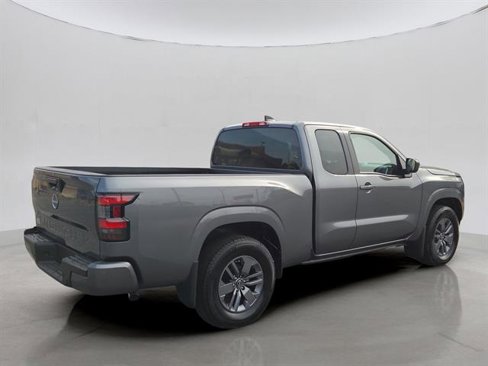 Used 2025 Nissan Frontier SV image 3