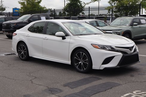 Used 2018 Toyota Camry SE image 2