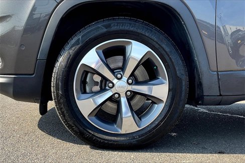 Used 2019 Jeep Cherokee Limited w/ Luxury Group image 10