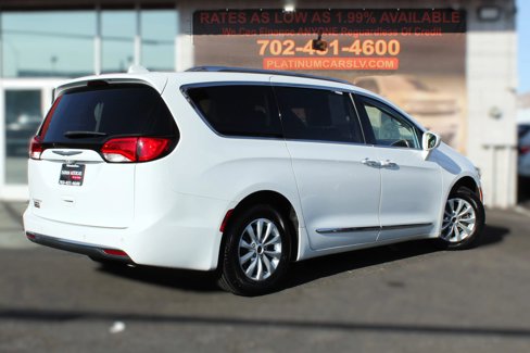 Used 2018 Chrysler Pacifica Touring-L w/ Premium Audio Group image 3