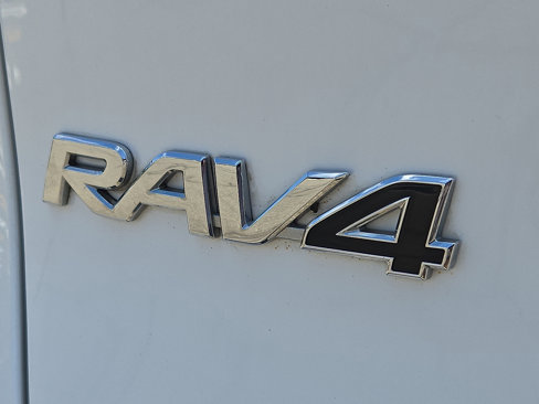 Used 2022 Toyota RAV4 LE image 28