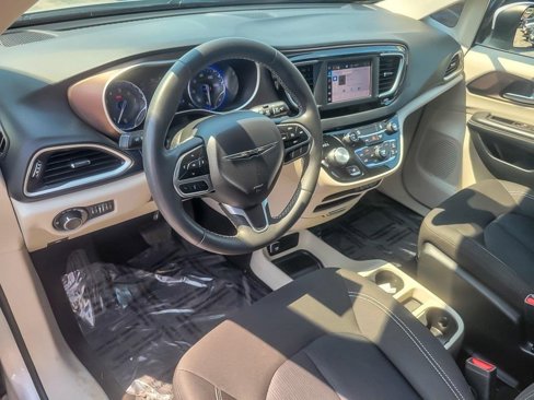 Certified 2023 Chrysler Voyager LX image 9