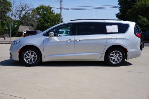 Used 2022 Chrysler Pacifica Touring-L image 6