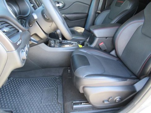 Used 2022 Jeep Cherokee Trailhawk w/ Premium Leather Package image 17