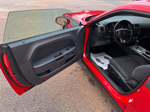 Used 2014 Dodge Challenger SXT image 9
