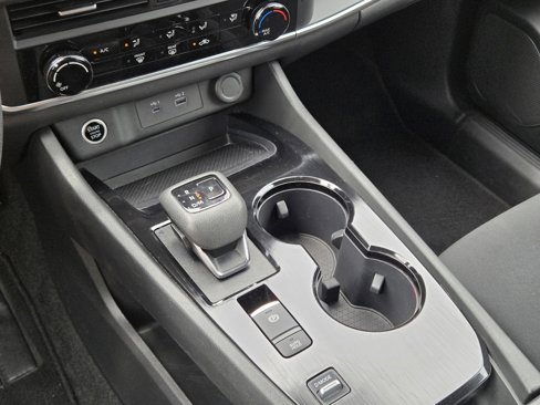 Used 2023 Nissan Rogue S image 27