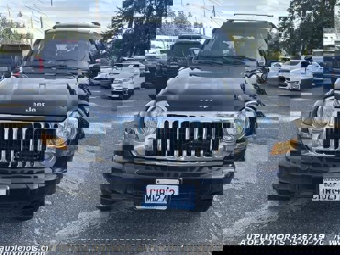 Used 2005 Jeep Liberty Limited image 2