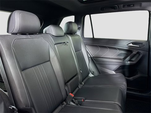 Certified 2022 Volkswagen Tiguan SE R-Line image 27