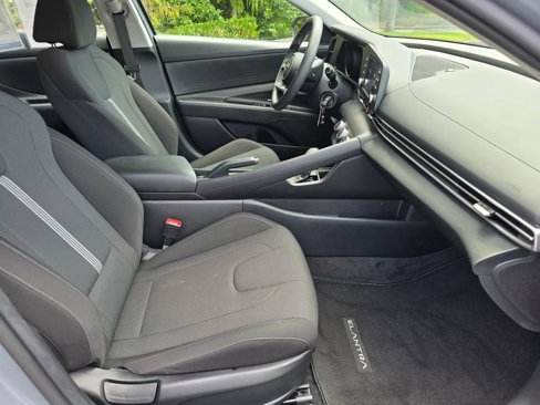 Used 2022 Hyundai Elantra SE w/ Cargo Package image 5
