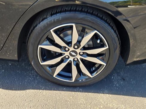 Used 2017 Chevrolet Malibu LT w/ Leather Package image 3