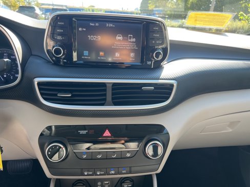 Used 2020 Hyundai Tucson SE w/ Winter Weather Package image 18